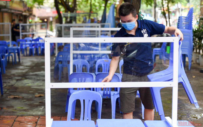 Hàng quán Hà Nội dựng vách ngăn phòng Covid-19