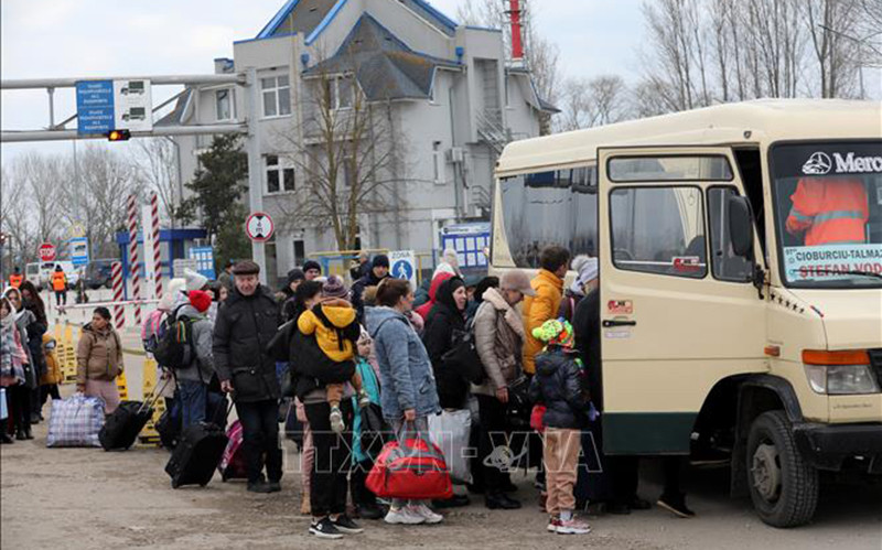 Người dân Ukraine sơ tán tránh xung đột tới cửa khẩu ở Palanca, khu vực biên giới giữa Moldova và Ukraine, ngày 14/3/2022. (Ảnh: AFP/TTXVN)