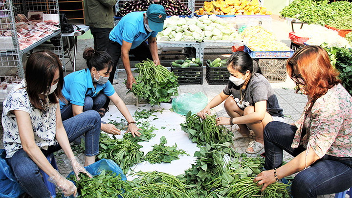 Phân chia thực phẩm trước giờ mở bán.