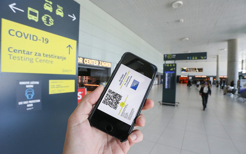 Chứng chỉ kỹ thuật số về Covid-19 trên điện thoại (Ảnh: Xinhua)