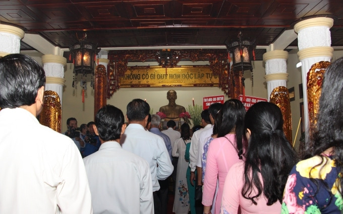 Người dân vào đền thờ thắp hương, tưởng nhớ Bác ở xã Lương Tâm.