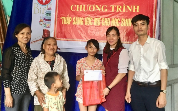 Anh Trần Tuấn Hiệp (ngoài cùng bên phải) đại diện CLB "Chung một tấm lòng" gửi gắm các phần quà hỗ trợ những người có hoàn cảnh không may mắn.