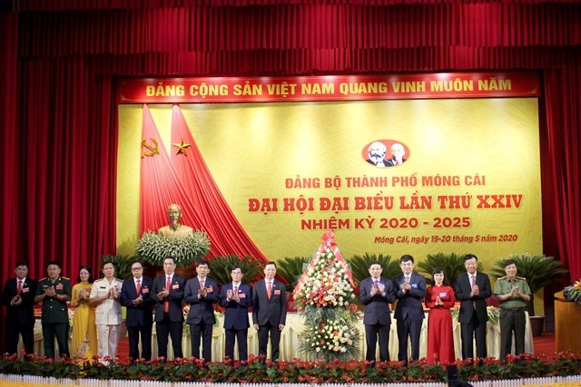 Lãnh đạo tỉnh chúc mừng Đại hội Đảng bộ TP Móng Cái nhiệm kỳ 2020-2025.