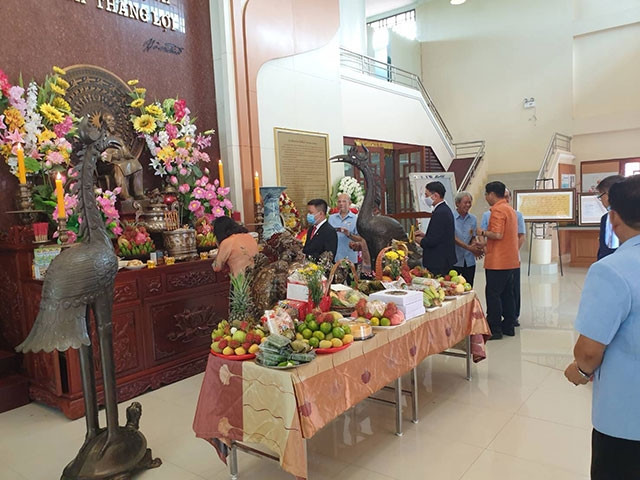 Dâng hương lên ban thờ Bác.
