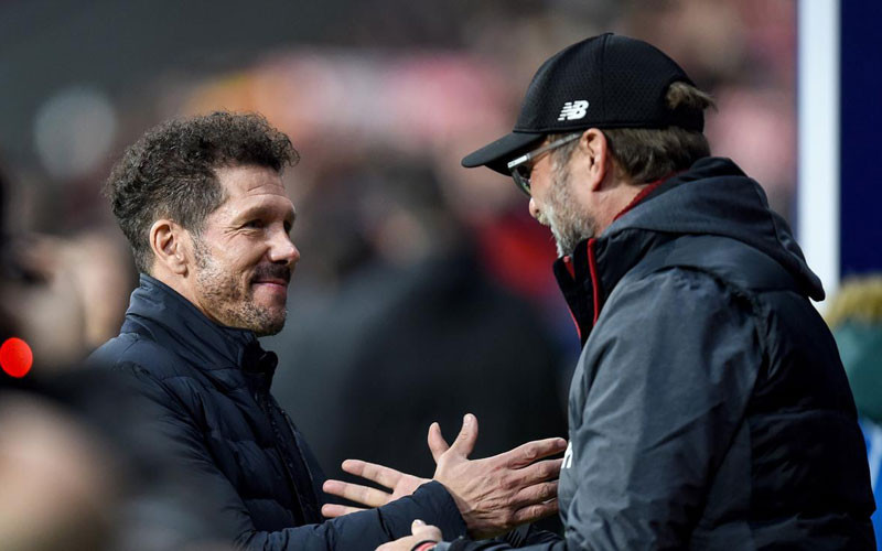 Diego Simeone và Juergen Klopp trong cuộc đối đầu năm 2020. (Ảnh: beIN SPORTS)