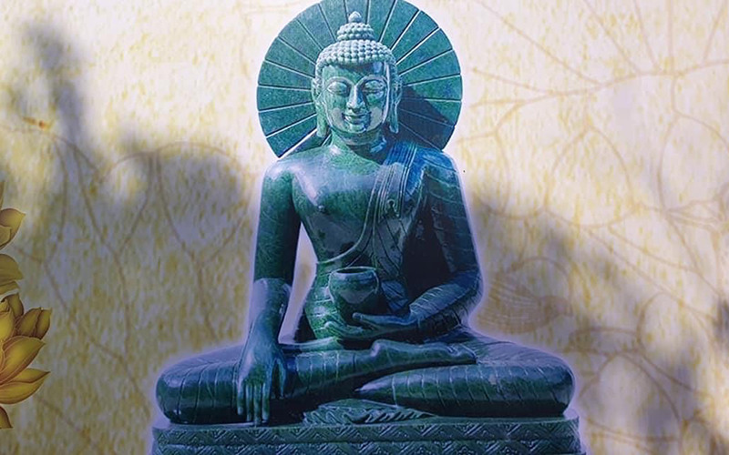 Tượng Phật ngọc có trọng lượng 3,8 tấn, chiều cao 2,2 mét và là pho tượng Phật Thích Ca làm bằng ngọc thạch có nguồn gốc từ Canada.