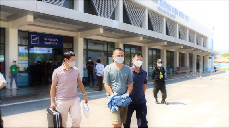 Công an Điện Biên di lý đối tượng Nguyễn Tuấn Anh từ Thành phố Hồ Chí Minh về Điện Biên.