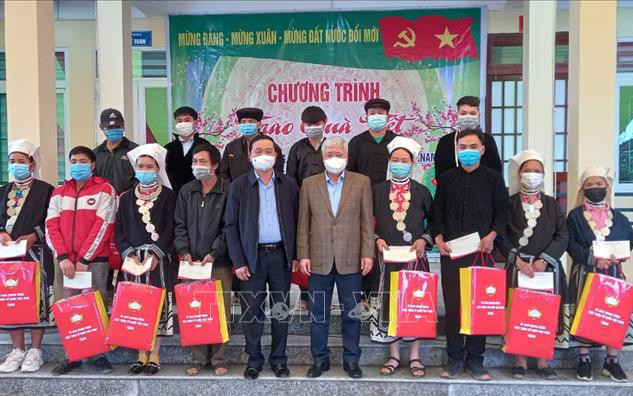 Đồng chí Đỗ Văn Chiến cùng đoàn công tác đến thăm, tặng quà, chúc tết người nghèo và gia đình chính sách tại xã Thịnh Vượng, huyện Nguyên Bình, tỉnh Cao Bằng. (Ảnh: TTXVN)