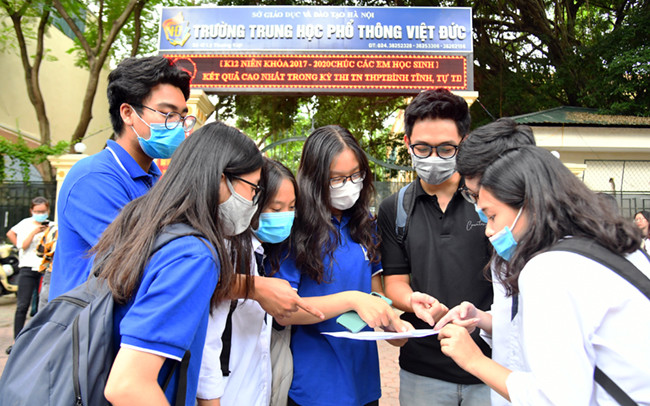 Thí sinh trao đổi bài sau buổi thi môn Ngoại ngữ tại điểm thi Trường THPT Việt Đức (quận Hoàn Kiếm, Hà Nội). Ảnh: MỸ HÀ