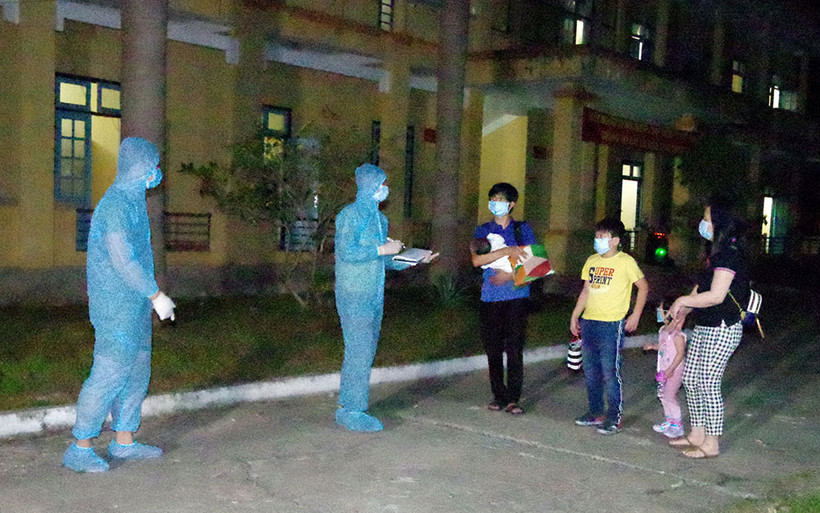 Các công dân vào khu cách ly tập trung theo hướng dẫn của cán bộ chuyên môn.