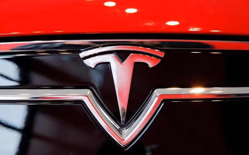 Logo của hãng xe điện Tesla. (Ảnh: Reuters)