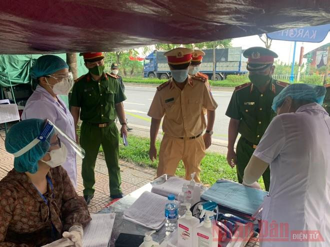 Lãnh đạo Công an thành phố kiểm tra, động viên chốt trực phòng, chống dịch Covid-19. 