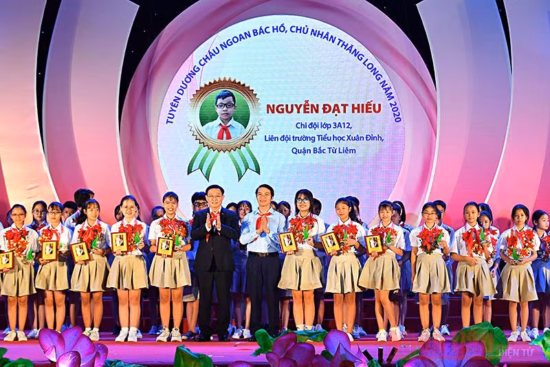 Đồng chí Vương Đình Huệ, Ủy viên Bộ Chính trị, Bí thư Thành ủy Hà Nội và đồng chí Nguyễn Ngọc Lương, Bí thư T.Ư Đoàn TNCS Hồ Chí Minh, Chủ tịch Hội đồng Đội T.Ư, trao biểu trưng tặng các đại biểu "Thiếu nhi tiêu biểu làm theo lời Bác".