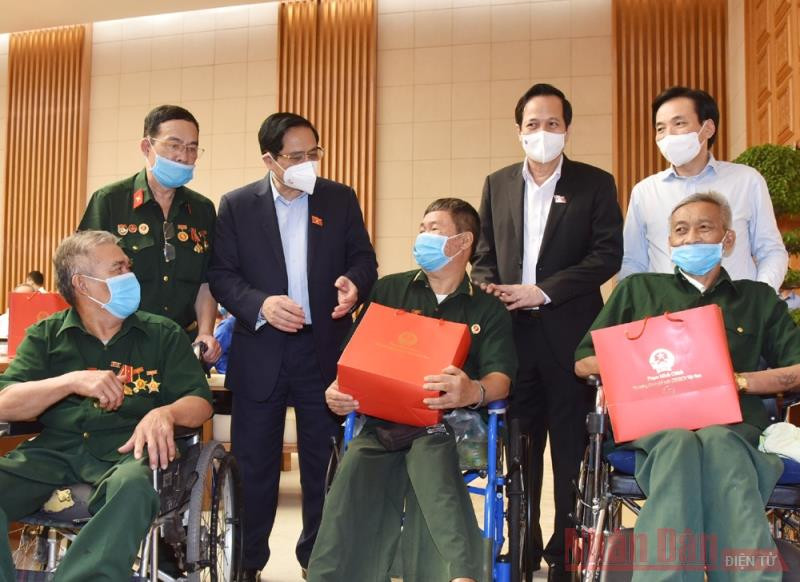 Thủ tướng Chính phủ Phạm Minh Chính gặp mặt các đại diện tiêu biểu người có công với cách mạng, thân nhân liệt sĩ nhân kỷ niệm 74 năm Ngày Thương binh - Liệt sĩ. (Ảnh: TRẦN HẢI).
