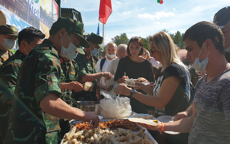 Các "anh nuôi" của Đội tuyển Bếp dã chiến phục vụ du khách các món ăn truyền thống của Việt Nam tại Army Games 2020. Ảnh: VĂN PHẠM