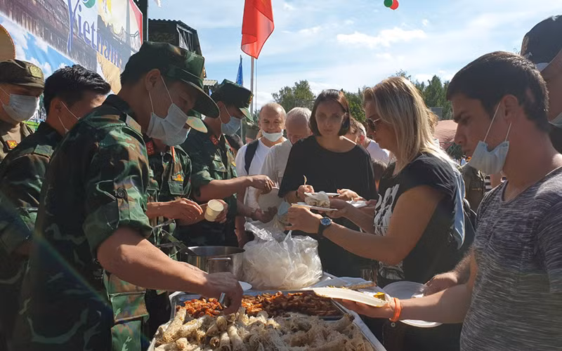 Các "anh nuôi" của Đội tuyển Bếp dã chiến phục vụ du khách các món ăn truyền thống của Việt Nam tại Army Games 2020. Ảnh: VĂN PHẠM