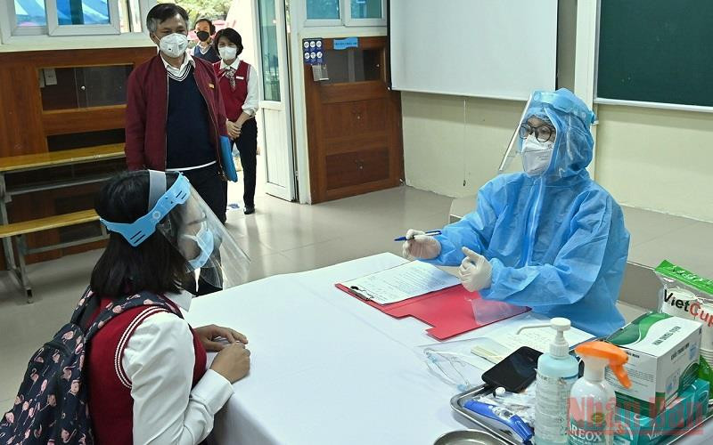 Diễn tập phương án đón học sinh quay trở lại trường tại trường Trung học cơ sở Giảng Võ (quận Ba Đình, Hà Nội). (Ảnh: DUY LINH)