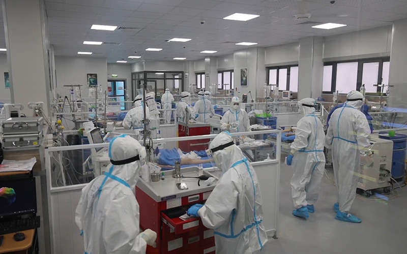 Các nhân viên y tế tại Bệnh viện Điều trị người bệnh Covid-19 căng mình điều trị bệnh nhân những ngày Tết cận kề. 