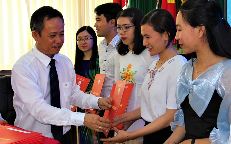 Phó Giám đốc Sở GD-ĐT Đắk Lắk Đỗ Tường Hiệp trao quyết định tuyển dụng đặc cách cho các giáo viên.