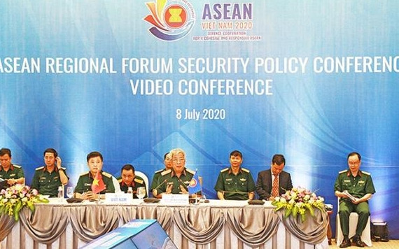 Thượng tướng Nguyễn Chí Vịnh tham luận tại Hội nghị.