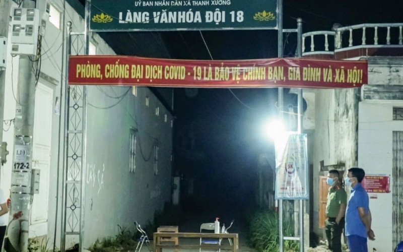 Đường vào nhà ở của BN 3353 đã được phong tỏa từ đêm ngày 9-5. 