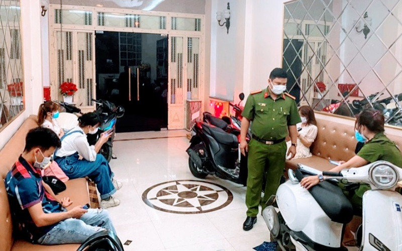 Kiểm tra xử lý tại quán karaoke Hera. (Ảnh: Công an cung cấp)