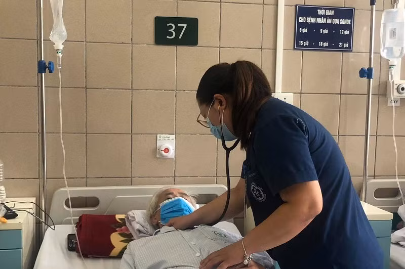 BS Phan Thị Lan Hương thăm khám cho trường hợp ngộ độc thuốc diệt chuột. 