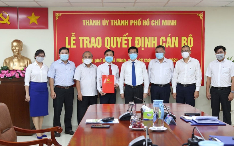 Đồng chí Trần Vũ Quang (thứ 4 từ trái qua) nhận quyết định từ Ủy ban Kiểm tra Thành ủy TP.