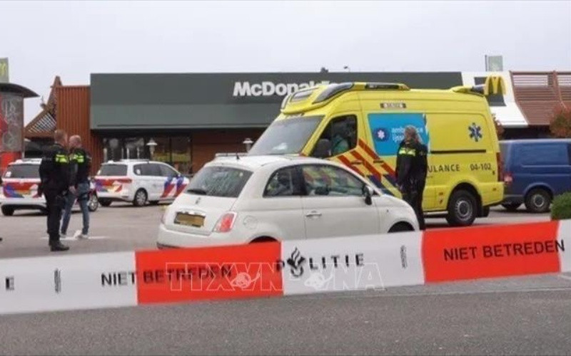 Cảnh sát được triển khai tại nhà hàng McDonald’s ở thành phố Zwolle, Hà Lan sau vụ nổ súng ngày 30/3. (Ảnh: Getty Images/TTXVN)