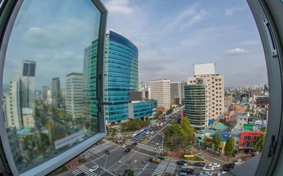 Một hệ thống các loa hướng ra ngoài phát ra âm thanh cùng tần số giúp loại bỏ tiếng ồn giao thông. Ảnh: Alamy.