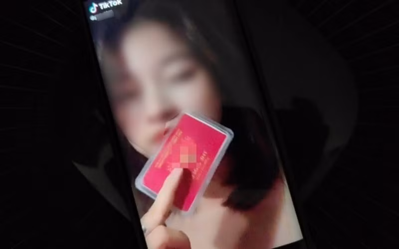 Phạm Ngọc T. khoe “thẻ đỏ quyền lực” trên mạng xã hội. (Ảnh cắt từ clip)