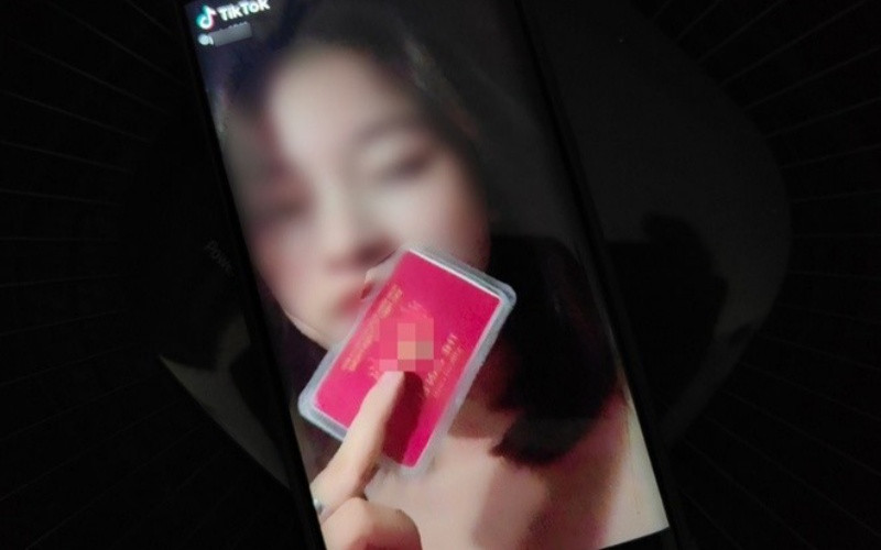 Phạm Ngọc T. khoe “thẻ đỏ quyền lực” trên mạng xã hội. (Ảnh cắt từ clip)