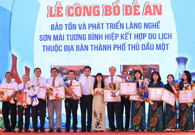 Biểu dương, khen thưởng các nghệ nhân, cá nhân, cơ sở đã góp phần bảo tồn, phát triển làng nghề sơn mài.