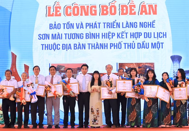 Biểu dương, khen thưởng các nghệ nhân, cá nhân, cơ sở đã góp phần bảo tồn, phát triển làng nghề sơn mài.