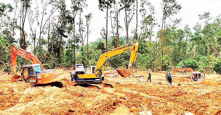 Lực lượng cứu hộ, cứu nạn tìm kiếm người bị nạn tại khu vực Tiểu khu 67, Trạm Kiểm lâm sông Bồ.
