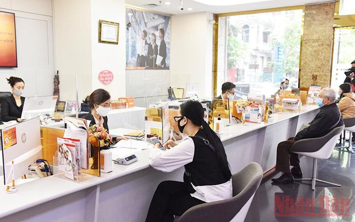 Khách hàng giao dịch tại Ngân hàng SHB. Ảnh: TRẦN HẢI