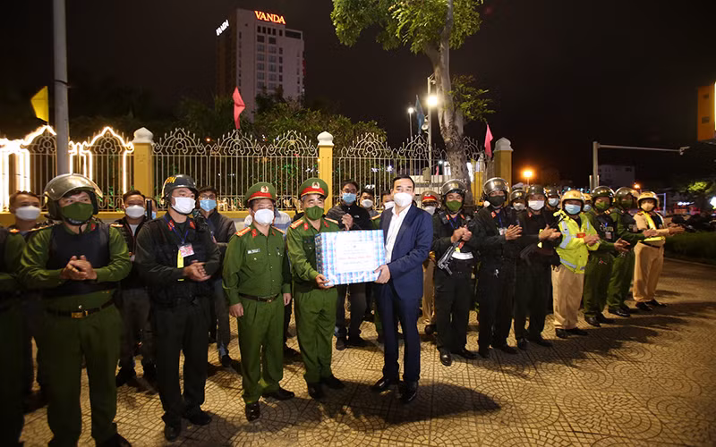 Chủ tịch UBND thành phố Đà Nẵng Lê Trung Chinh thăm, tặng quà lực lượng 911 đêm giao thừa.
