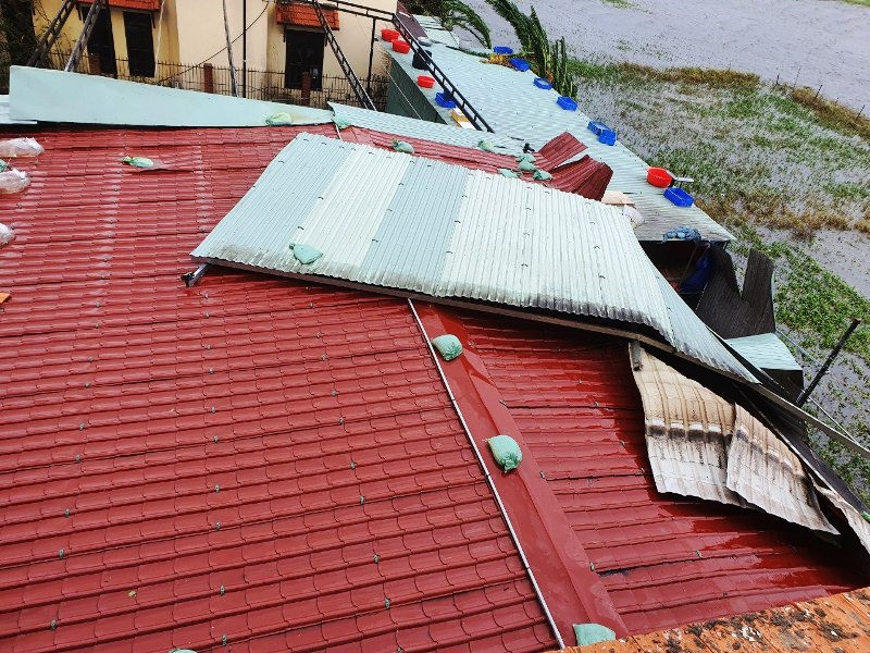 Nhiều dãy nhà của các cơ quan trên địa bàn TP Tam Kỳ bị tốc mái.