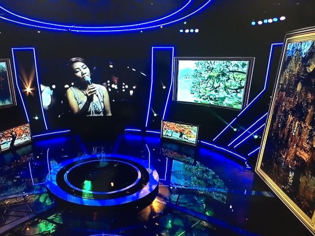 Ca sĩ Trần Thu Hà thể hiện ca khúc Chiều Hà Nội trong chương trình.