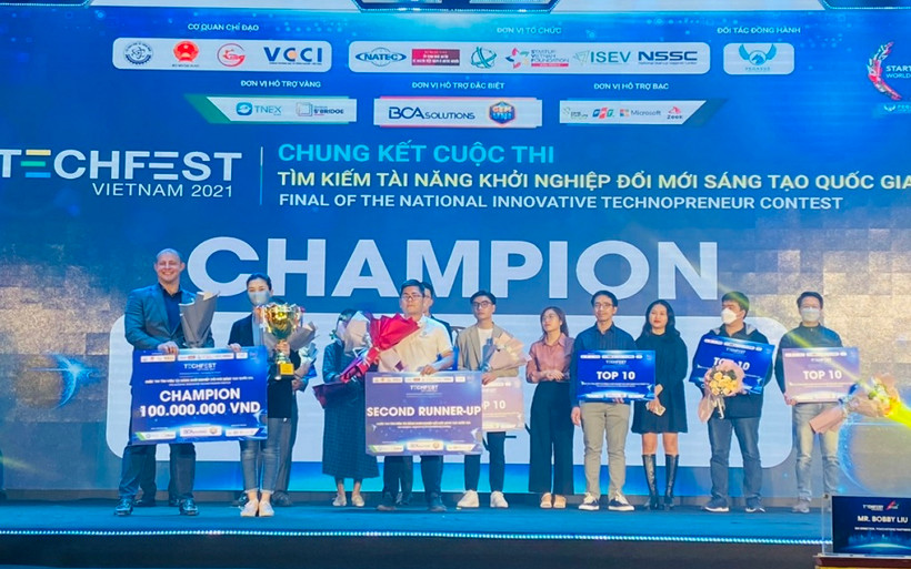 Đội Otrafy Inc giành giải Quán quân TECHFEST 2021. 