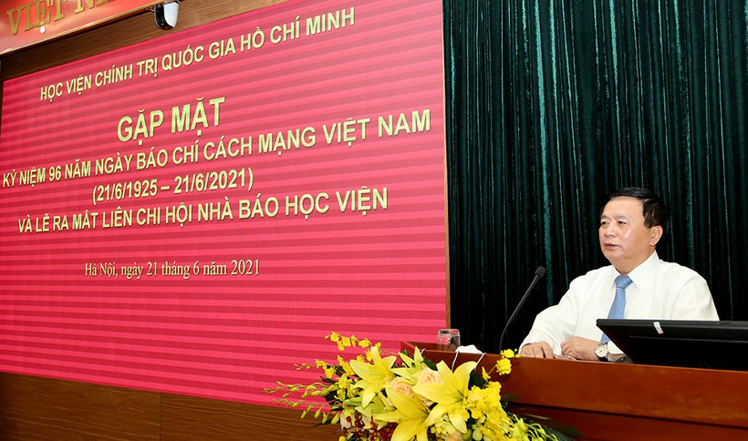 Đồng chí Nguyễn Xuân Thắng, Ủy viên Bộ Chính trị, Giám đốc Học viện Chính trị quốc gia Hồ Chí Minh, Chủ tịch Hội đồng Lý luận Trung ương phát biểu tại buổi gặp mặt. Ảnh: Cổng thông tin Học viện Chính trị quốc gia Hồ Chí Minh.