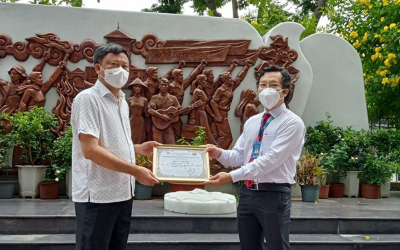 Đại diện Báo Nhân Dân trao kinh phí của Quỹ Hạt giống Việt cho đại diện Trường đại học Khoa học - Xã hội và Nhân văn nhằm hỗ trợ cho sinh viên có hoàn cảnh khó khăn.