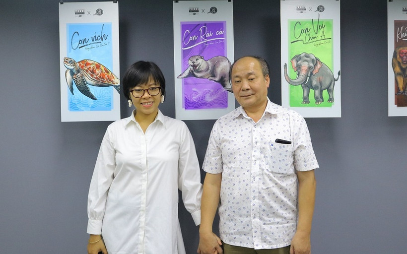 Đỗ Mỹ Linh cùng bố trong Talkshow và Triển lãm Mỹ thuật “ Chuyện của Hậu”. (Ảnh: Nhân vật cung cấp)