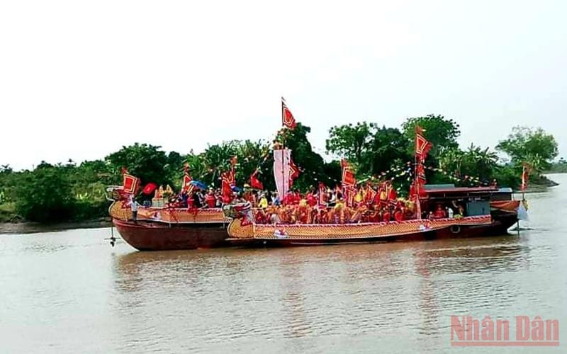 Thuyền rồng chở các cụ cao niên trong làng.