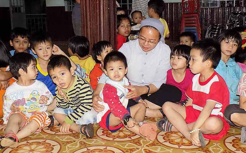 Nhà trẻ mồ côi Sao Mai (phường Ia Kring, TP Pleiku) do các nữ tu dòng Phao Lô nuôi dưỡng, chăm sóc hàng trăm trẻ mồ côi, cơ nhỡ.