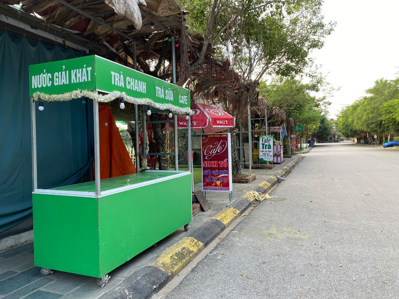Nhiều cửa hàng giải khát, cà-phê ở TP Ninh Bình chấp hành nghiêm việc đóng cửa để phòng chống dịch Covid-19.