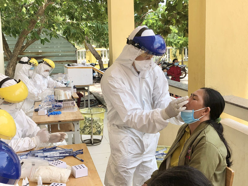 Khẩn trương xét nghiệm, test nhanh cho người dân Phổ Châu và Phổ Thạnh nhằm sàng lọc, phát hiện sớm ca bệnh trong cộng đồng. 