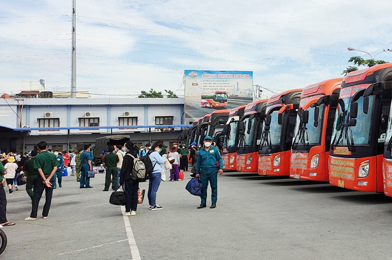 Người dân được các đơn vị hỗ trợ về quê miễn phí sáng 26/10 tại bến xe Miền Tây.