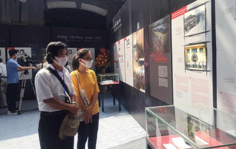 Khách tham quan trưng bày "Chắp cánh ước mơ".