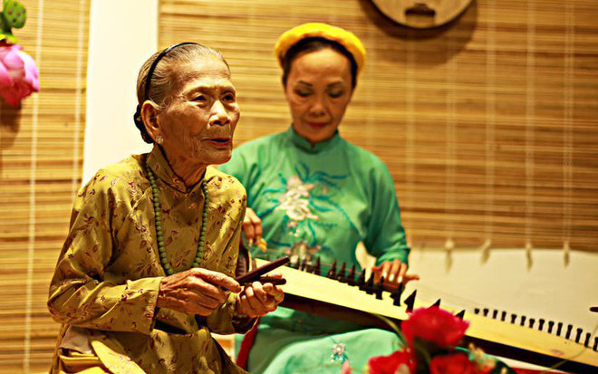 Một tiết mục biểu diễn của Nghệ nhân Nhân dân Thanh Hương (bên trái).